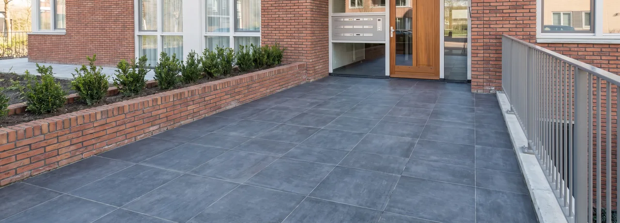 Losse terrastegels repareren