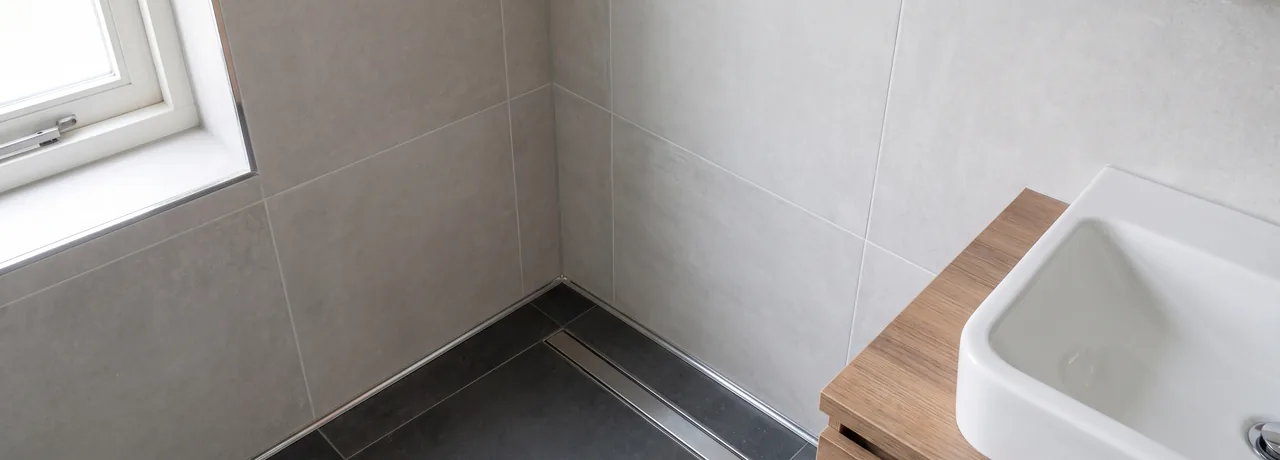 Wij zijn Allround Tegelzetters, tegelzettersbedrijf in Nederland en specialist in Badkamer renovatie tegelwerk. We maken jouw badkamer strak en functioneel. We plaatsen wandtegels en vloertegels&hellip;