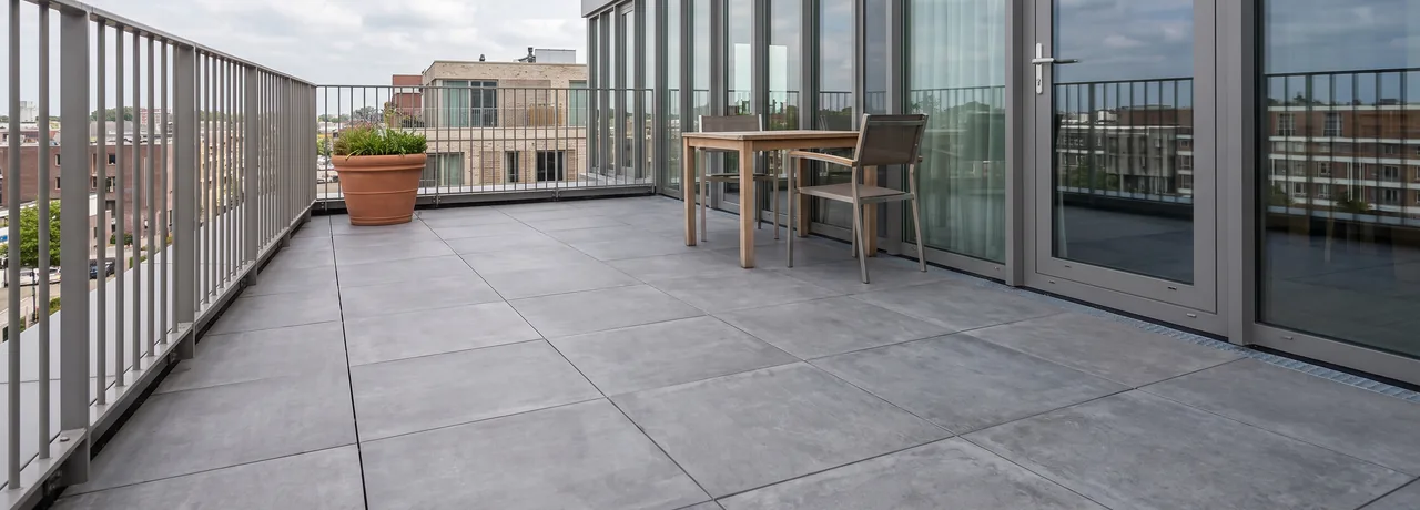 Wij zijn Allround Tegelzetters, specialist in Buiten terras en balkon in Nederland. We leggen en renoveren jouw terras, balkon en dakterras met slijtvaste buitentegels. Je&hellip;