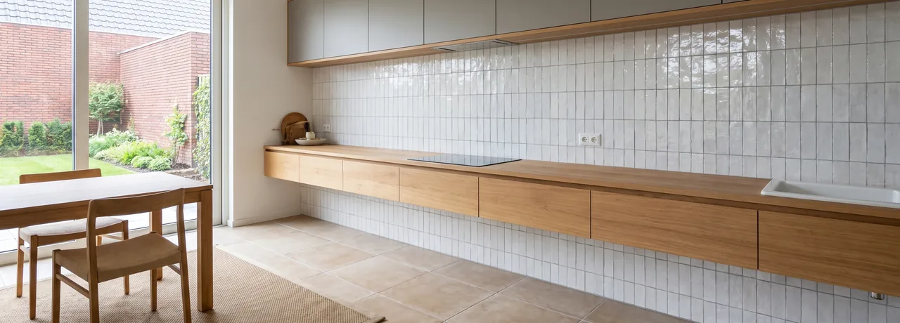 Je wilt een strakke keuken tegelwand rond spoelbak en aanrechtblad die spatwater stopt en lang meegaat. Wij zijn Allround Tegelzetters in Nederland. We kiezen samen&hellip;