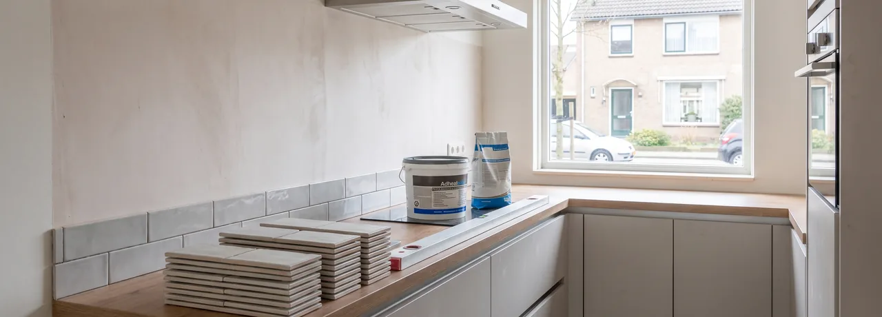 Keuken tegelwerk onder bovenkastjes laat je strak en duurzaam uitvoeren door Allround Tegelzetters in Nederland. Wij maken jouw spatwand mooi, hygiënisch en makkelijk schoon te&hellip;
