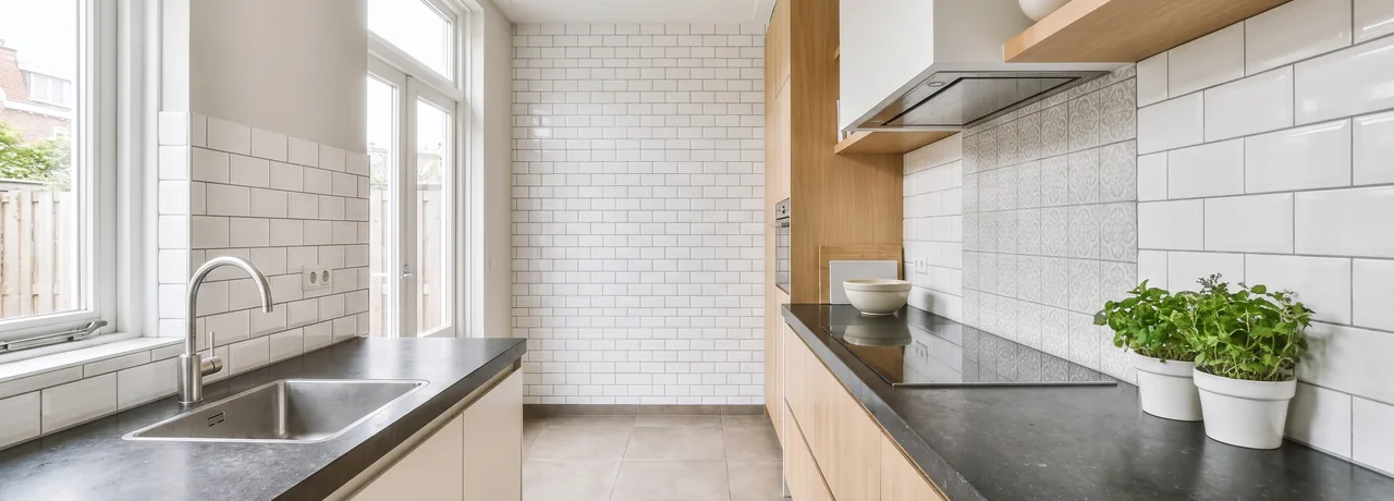 Wij zijn Allround Tegelzetters, het tegelzettersbedrijf in Nederland voor Keuken tegelwerk herstellen. We pakken wandtegels, vloertegels en je spatwand aan, zonder rommel, thuis en zakelijk.&hellip;