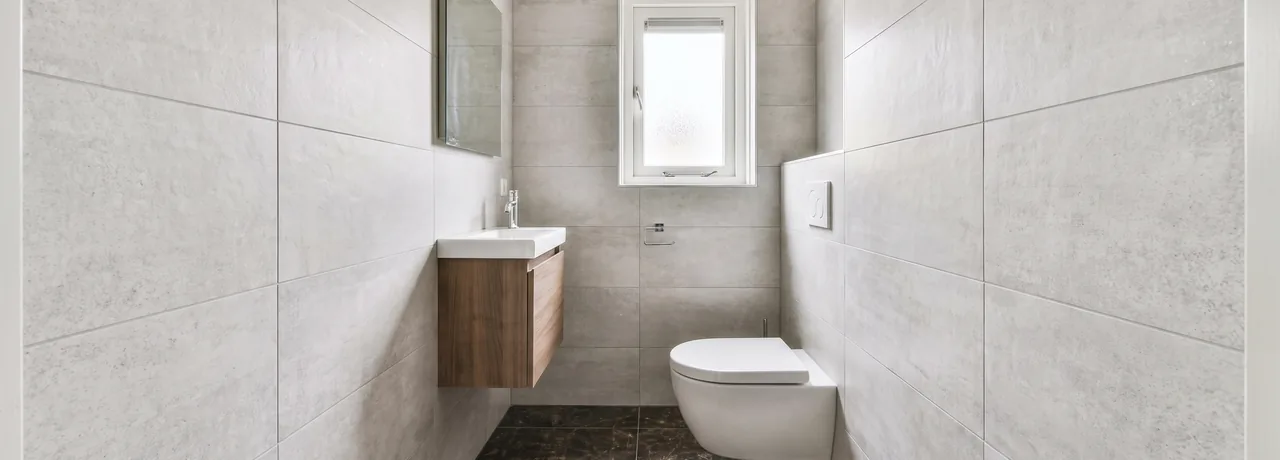 Wil je compacte sanitaire ruimte betegelen met strak resultaat? Wij zijn Allround Tegelzetters in Nederland. We maken je kleine badkamer, toilet en doucheruimte slim, waterdicht&hellip;