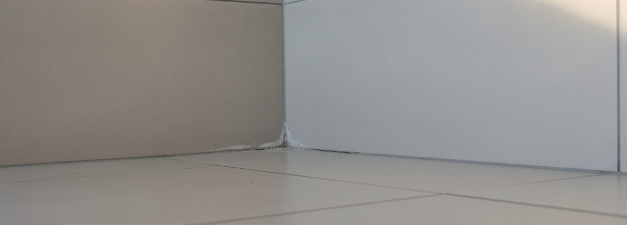Tegelzetter Hoe beoordeel je scheuren in voegen voordat er vocht bij komt?